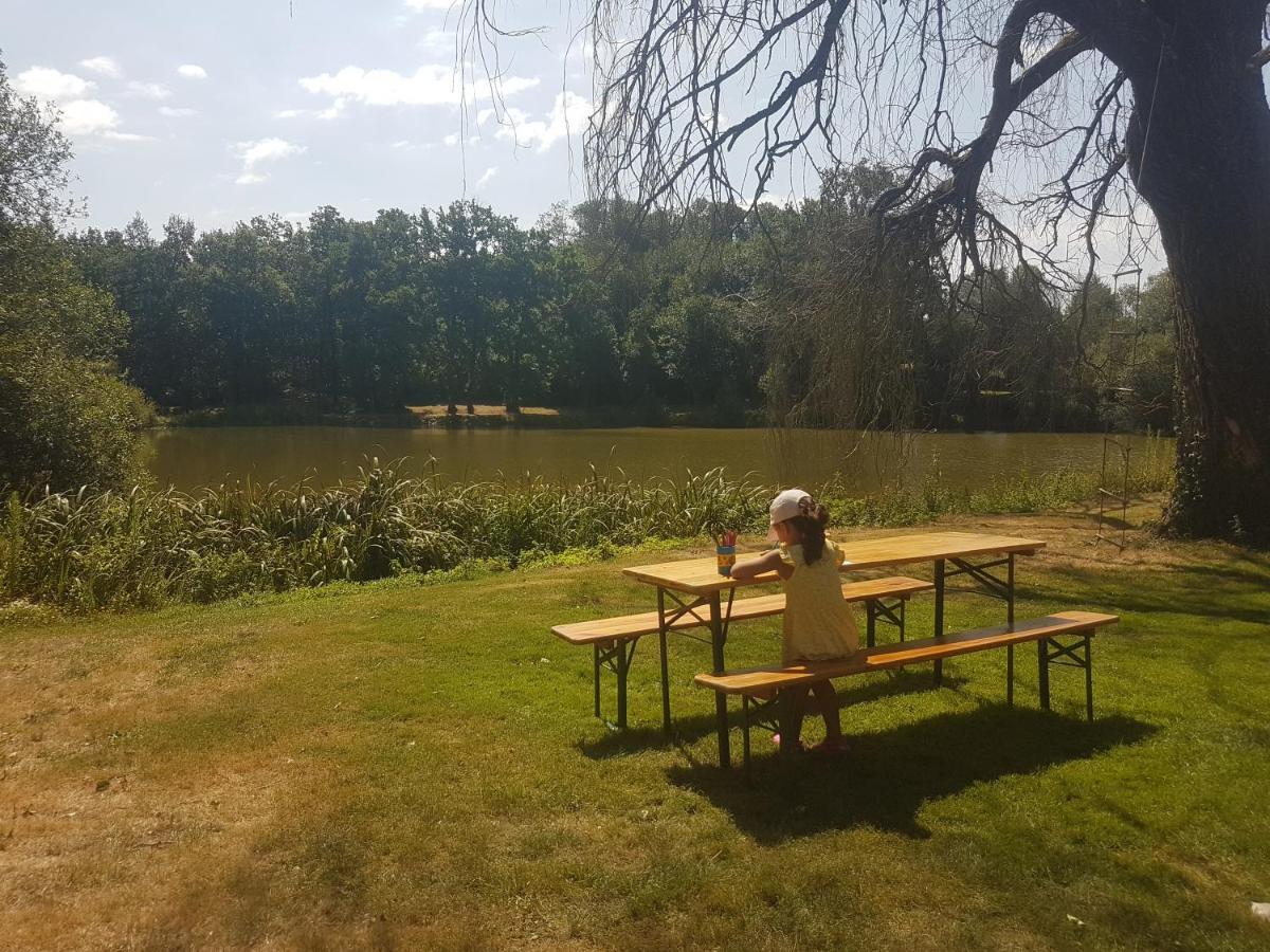 Camping De La Chagnee Saint-Aubin-le-Cloud Kültér fotó